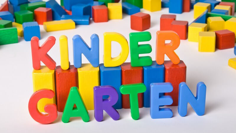 Bunte Bauklötze formen das Wort "Kindergarten"
