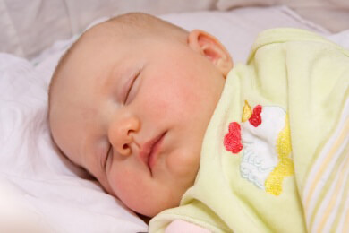 Babys haben noch kein regelmäßiges Schlafmuster - nächtliche Wachphasen sind ganz normal