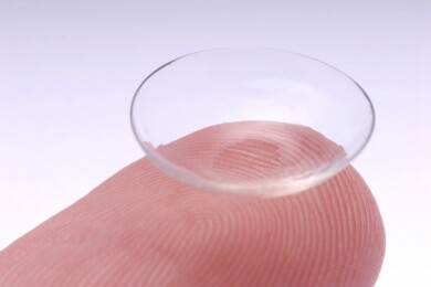 Kontaktlinse mit Teleskop-Effekt hilft bei Makuladegeneration