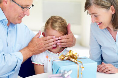 Hang zum Materialismus wird anerzogen: Eltern sollten Geschenke sparsam einsetzen