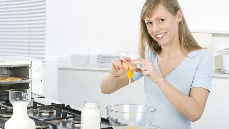 Frau in der Küche beim Kuchenbacken