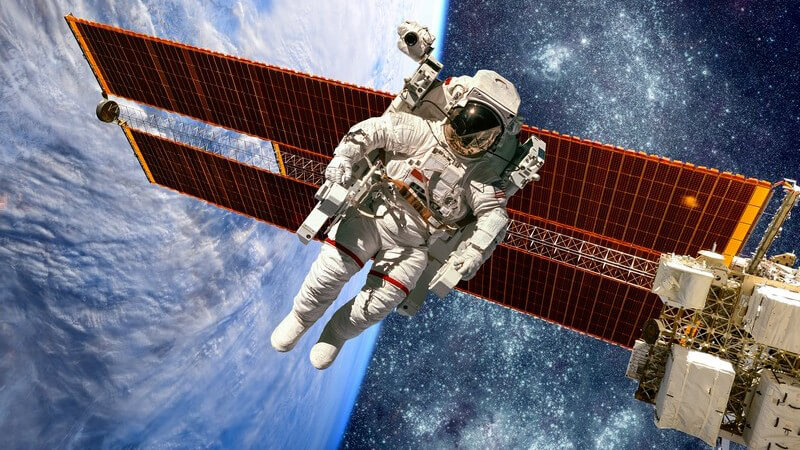 Astronaut an einer Weltraumstation im Weltall