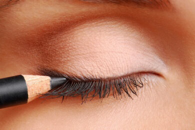 Kajal, Gel- oder Flüssig-Eyeliner? Das Einmaleins der richtigen Linie