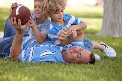 Wenn junge Eltern stets am Handy kleben: Kleine Kinder nicht vernachlässigen