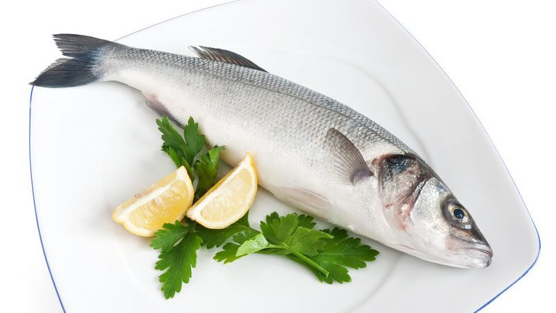 Fisch: Barsch mit Zitrone und Petersilie auf Teller