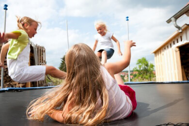 Kinder aufs Trampolin: Hüpfen ist wichtig für die Motorik