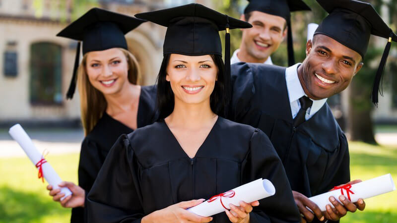 Abschluss-Studenten mit Doktorhut und Diplom