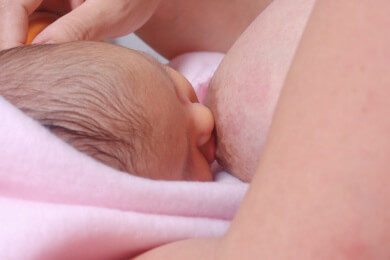 Entwicklung der Darmflora: Gestillte Babys vertragen den Übergang zu fester Nahrung besser