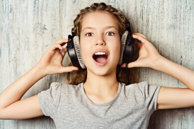 Lautstärke senken! Stundenlanger Musikgenuss über Kopfhörer führt zu Hörschäden