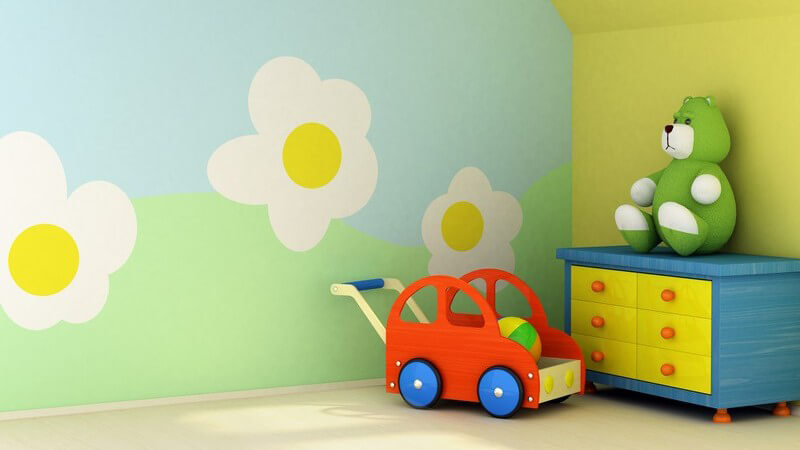 Buntes Kinderzimmer mit Blumen an der Wand, Sideboard, grünem Teddy und Holzauto