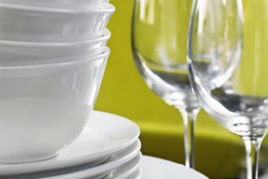 Gebissreiniger und Zitronensaft: Die besten Tipps für stark verschmutztes Geschirr