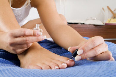 Bei Nagellacken gegen Nagelpilz auf den Wirkstoff Ciclopirox achten