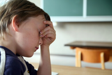 Immer mehr Kinder leiden unter Kopfschmerzen: Stress häufig der Auslöser