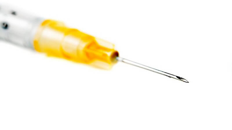 Nahaufnahme Kanüle einer Injektionsspritze auf weißem Hintergrund
