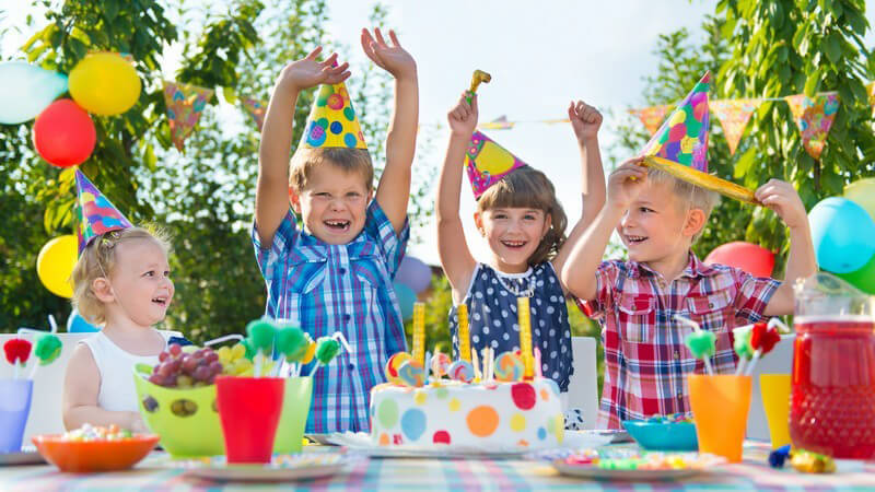 Gruppe kleiner Kinder bei Geburtstagsparty im Garten