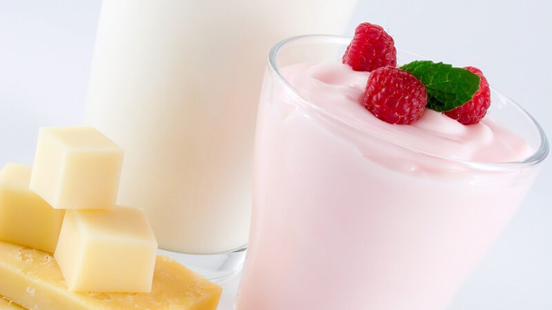 Milchprodukte - Käse, Milch und Himbeerjoghurt