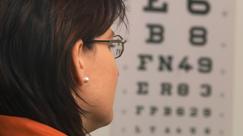 Frau mit Brille beim Augenarzt beim Sehtest