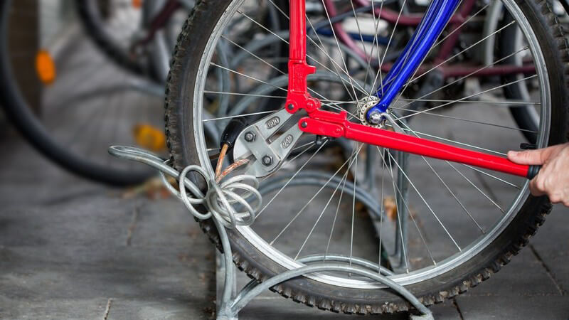 Diebstahl eines Fahrrads: Fahrradschloss wird mit Zange geknackt