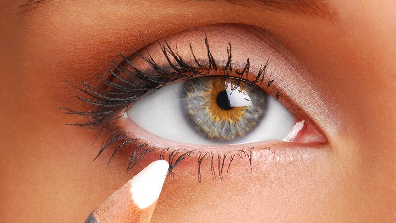 Nahaufnahme weibliches Auge mit weißem Kajalstift