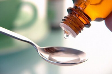 Die richtige Anwendung von Medikamenten: Spray, Pflaster und Tropfen als Stolpersteine