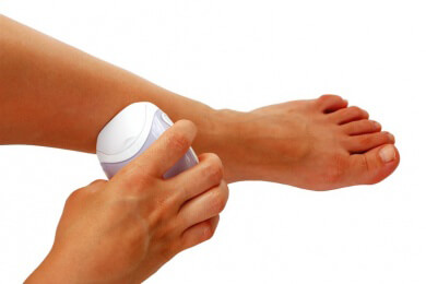 Haarfrei in den Sommer: Rasieren, wachsen, bleichen oder epilieren?