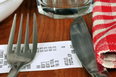 Deutsche würden bei Geldmangel bei Restaurant, Theater und Kino sparen