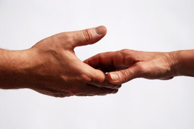Schlaffer Handschlag ist gefährlich: Greifkraft der Hand kann Herzinfarktrisiko analysieren