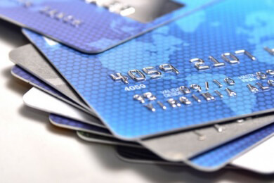 Bargeld, Reiseschecks oder Kreditkarte - was Urlauber beim Bezahlen beachten sollten