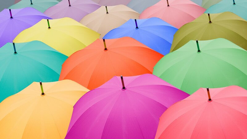 Grafik bunte Regenschirme nebeneinander