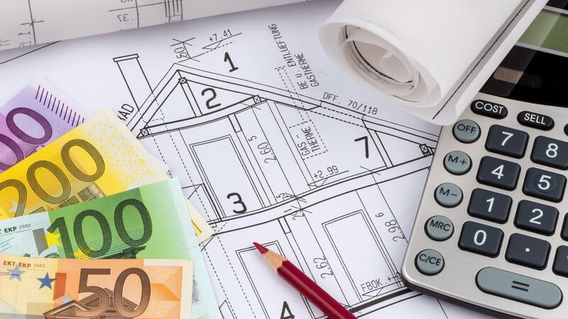 Hausbau und Finanzierung: Skizze, Grundriss, Geldscheine und Taschenrechner