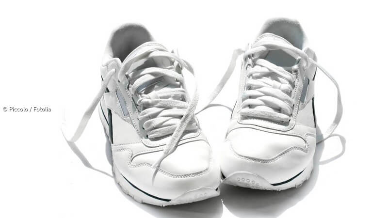 ᐅ Weiße Sneaker und Sandalen - richtig pflegen und blitzblank reinigen