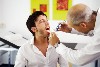 Mandelsteine: Gesundheitlich unbedenklich, doch oft die Ursache für Mundgeruch