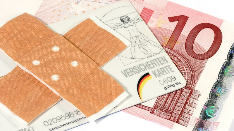 Zwei Pflaster überkreuzt, Versichertenkarte, 10-Euroschein, Praxisgebühren