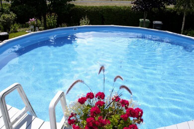 Pool im eigenen Garten - so halten Sie Wasser und Becken sauber