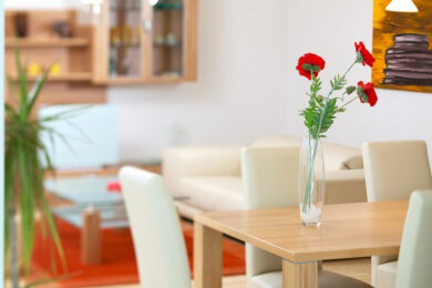 Mit Blumen zaubern: Werden Sie beim Dekorieren der Zimmer kreativ