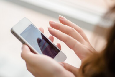 Studie zum Thema Smartphone-Nutzung: Das Gerät lenkt beim Gehen ab