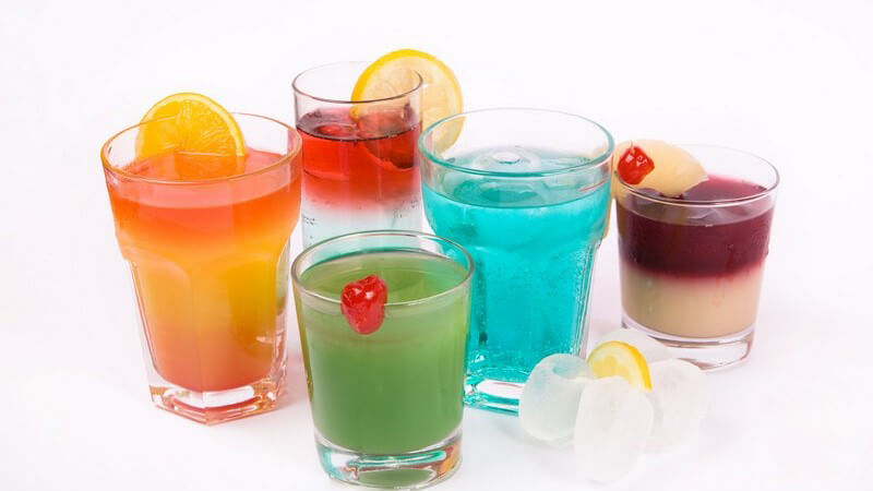 Fünf verschiedene Cocktails auf weißem Hintergrund