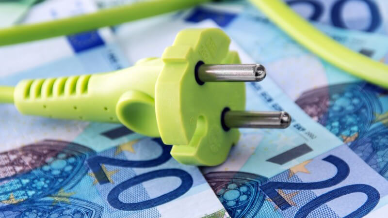 Grünes Kabel auf Euroscheinen, Strompreise, Energiepreise, Grüne Energie