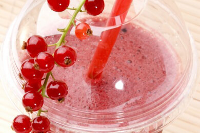 Fruchtsnacks to go: Sind die trendigen Fruchtwürfel, Smoothies und co. gesund?