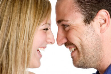 Lachen beim Date: Je mehr gelacht wird, desto eher springt der Funke über