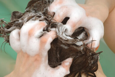 Reverse Washing: Mit einem einfachen Trick zu mehr Volumen im Haar