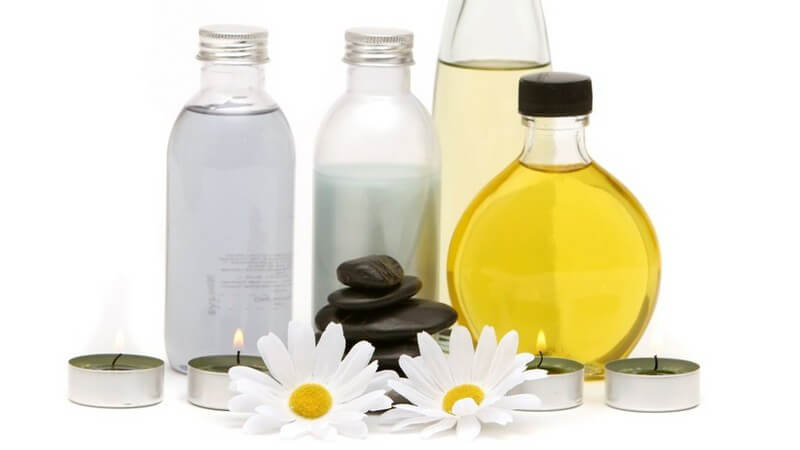 Wellness - Öle, heiße Steine, Blüten und Teelichter