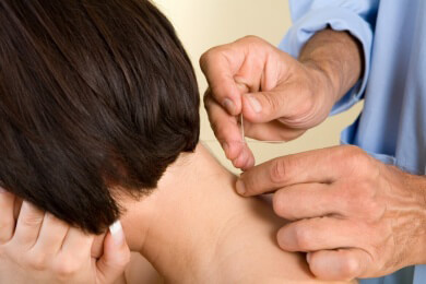 Nackenschmerzen beseitigen: Alexander-Technik und Akupunktur besser als die Schulmedizin