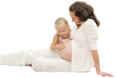 Der Babybauch wächst: Was sagt man Kindern zum kommenden Geschwisterchen