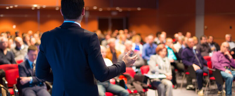 Konferenz oder Präsentation: Geschäftsmann hält eine Rede