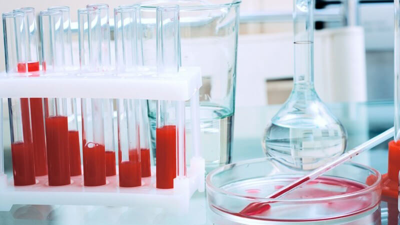 Mehrere Reagenzgläser mit roter Flüssigkeit für biologische Forschung