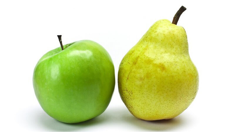 Apfel und Birne auf weißem Hintergrund