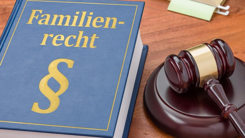 Blaues Gesetzbuch mit der Aufschrift "Familienrecht" neben einem Richterhammer