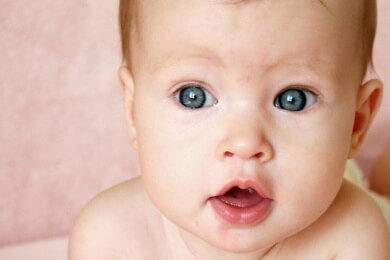 Wenn das Baby schielen muss: In seltenen Fällen kann ein Tumor im Auge vorliegen