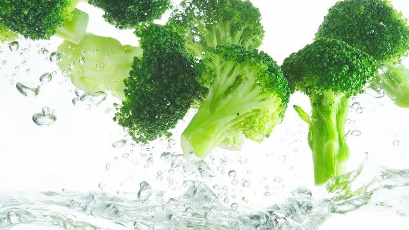 Lose Broccoli-Röschen fallen ins Wasser